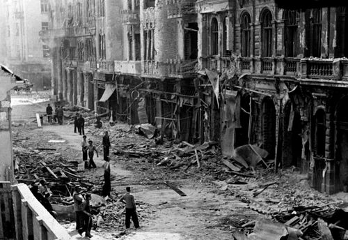  Budapest 1944 - angolszászok (amerikaiak és angolok) bombázása után 